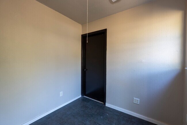 Building Photo - Country-Style Sarasota Living on a Full Acre - Pool Home with Oversized Workshop — Move-In Ready Now