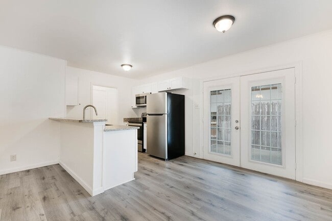 Building Photo - Leon Valley~Spacious 2 Bedroom~Updated Kitchen with Stainless Steel Appliances~2 Car Garage~Backyard