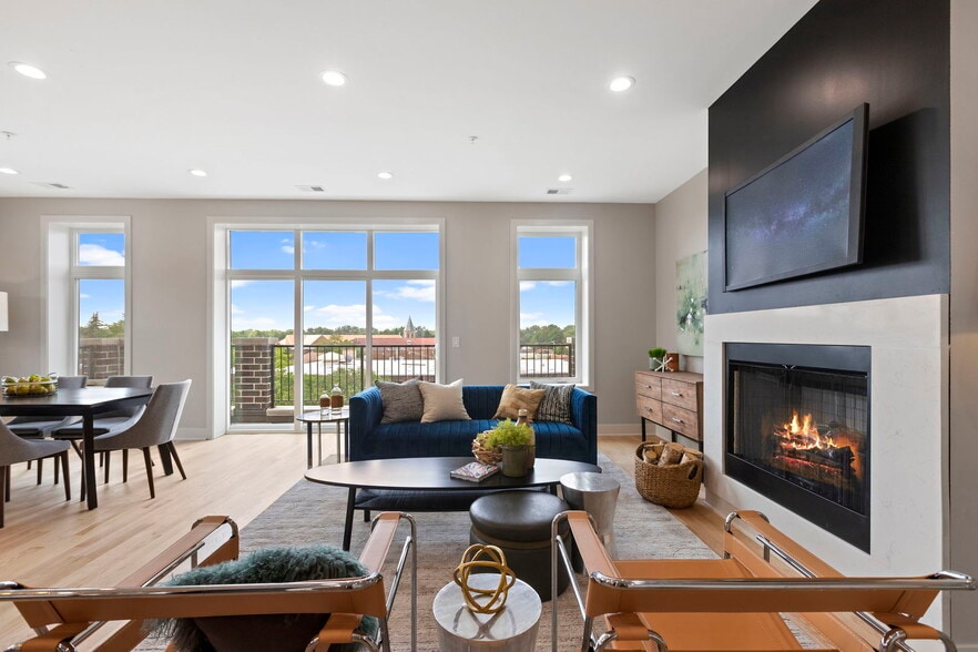 Building Photo - 5689 N Lincoln Ave