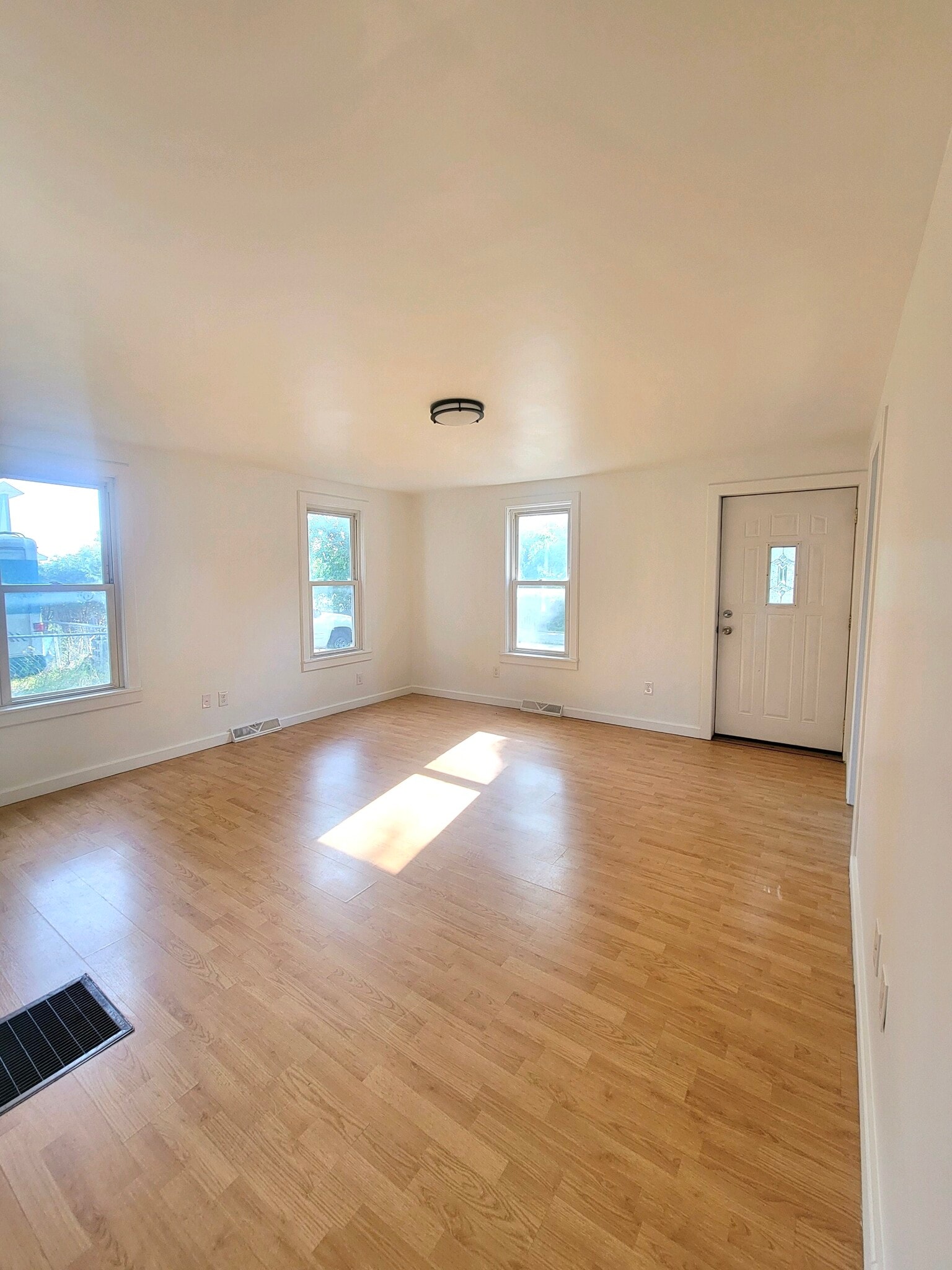 Building Photo - 404 2nd St