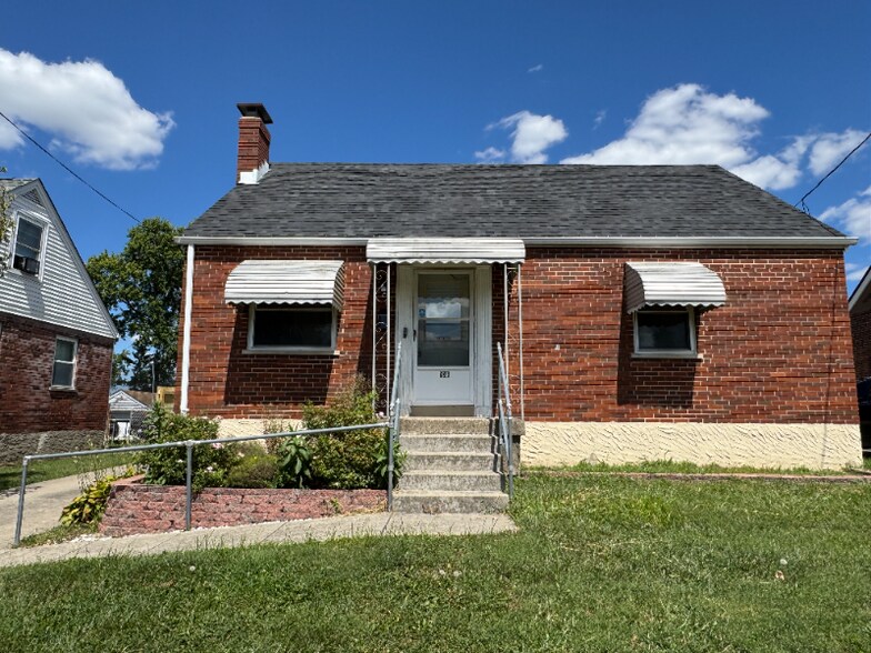 Building Photo - 736 Maple Dr