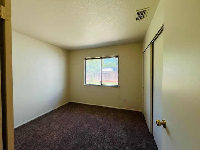 Building Photo - Charming 3 bed/2 bath with detached unit 1...