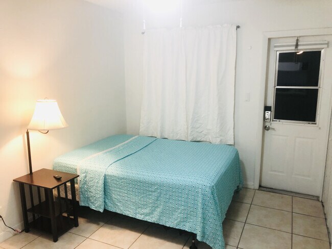 Building Photo - 751 Pine Dr