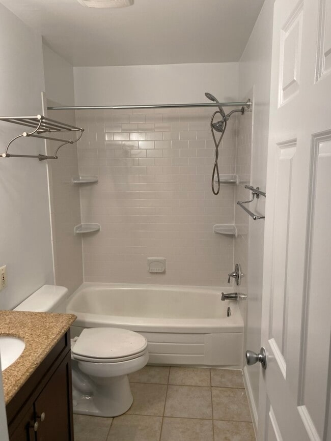 Building Photo - 320 Roanoke Dr SE