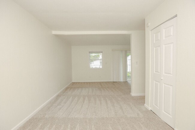 Building Photo - Bright, Clean, and Move-In Ready Townhome
