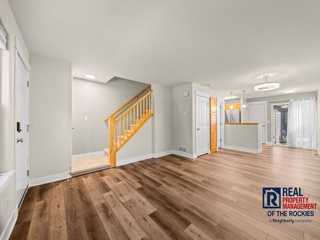 Building Photo - Beautiful 2 Bed 2.5 Bath Townhouse in West...