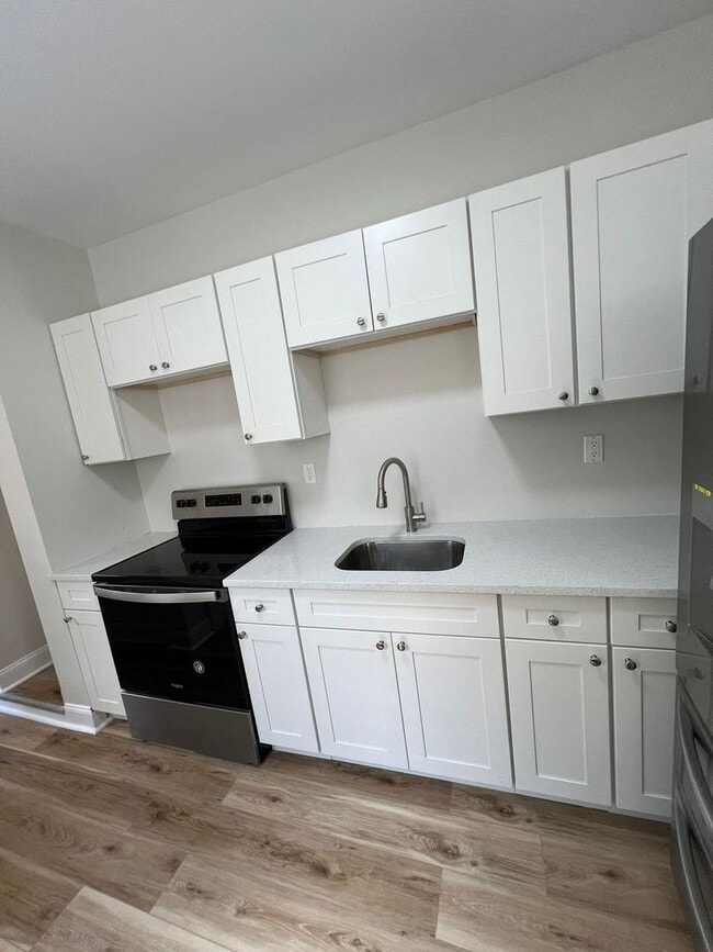 Building Photo - Huge 5 bedroom house with off-street parking