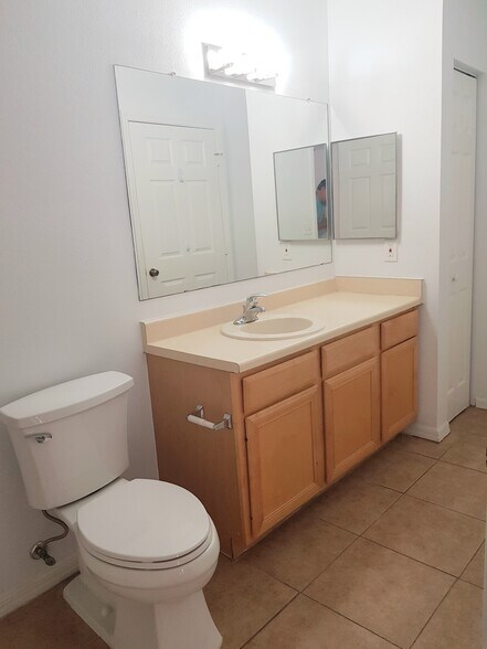 Building Photo - 1040 Villagio Cir
