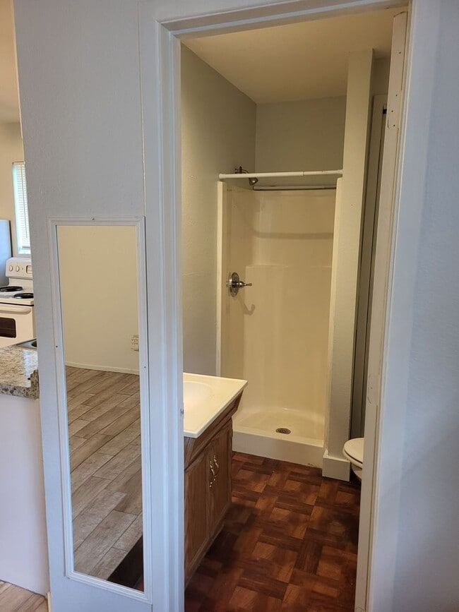 Building Photo - Garage Apartment