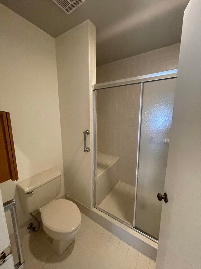 Building Photo - 10910 Lakemore Ln