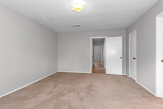 Building Photo - 2710 Green Fields Dr