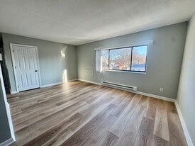 Building Photo - 837 River St