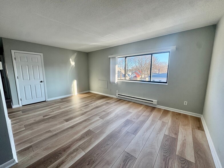 Building Photo - 837 River St