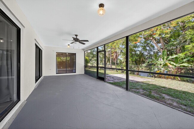 Building Photo - 1202 Essex Dr