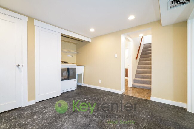 Building Photo - Elegant Three Bedroom Home Featuring Desig...