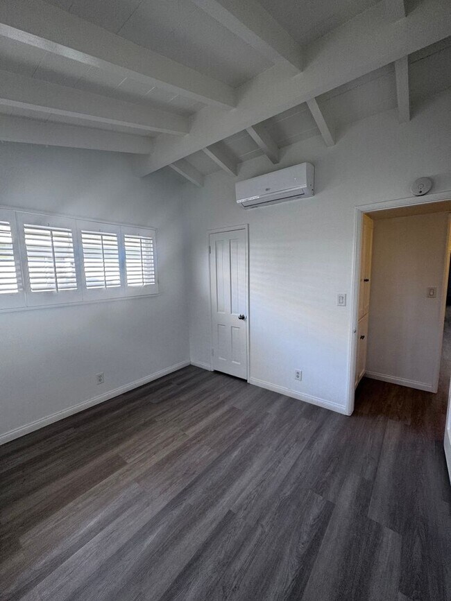 Building Photo - Single Story Cottage on Lido Isle!