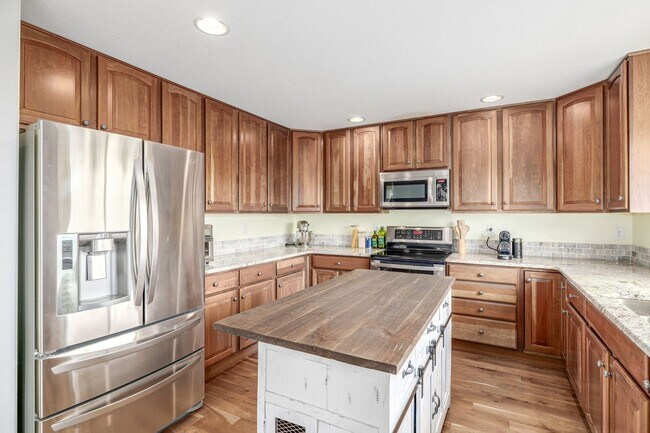 Building Photo - $0 DEPOSIT OPTION. BEAUTIFULLY MAINTAINED ...
