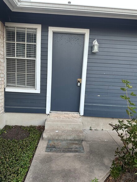 Building Photo - 1815 Gracy Farms Ln