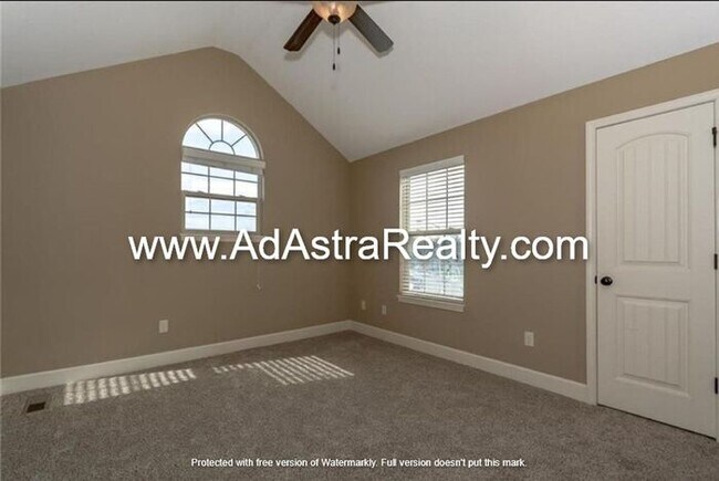 Building Photo - Gorgeous Like New KCMO Townhome-Available ...