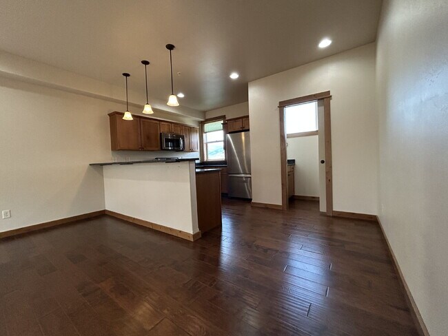 Building Photo - Upgraded 2 Bed, 1.5 Bath Townhouse with St...