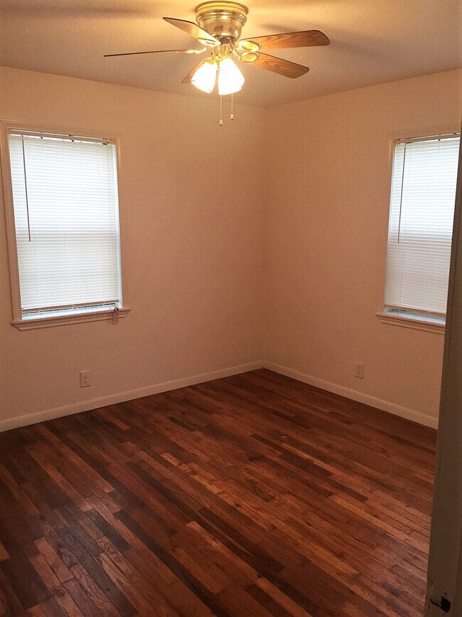 Building Photo - 406 N 2nd St