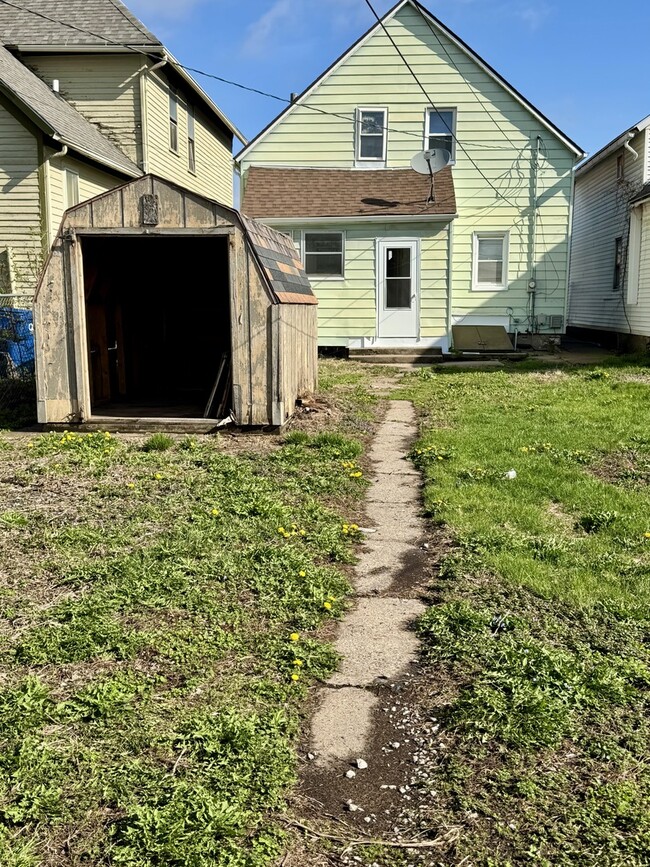 Building Photo - 1341 W 4th St