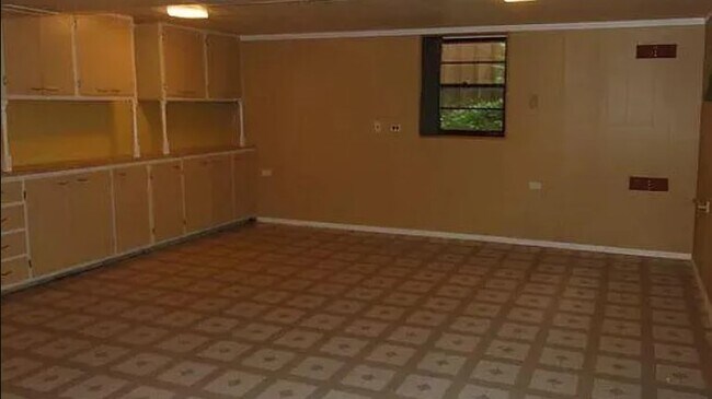 Building Photo - 613 St Charles Rd