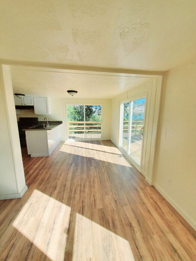 Building Photo - * PENDING* 3 Bedroom 2 Bath Single Family ...