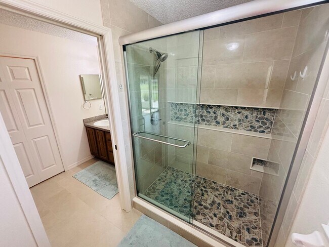 Building Photo - Furnished in gated 55+ golf community