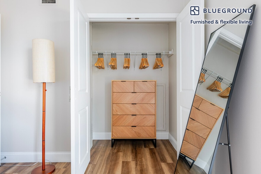 Building Photo - 812 Memorial Dr