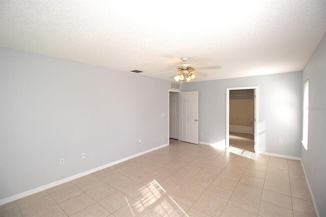 Building Photo - 12 Round Table Ln