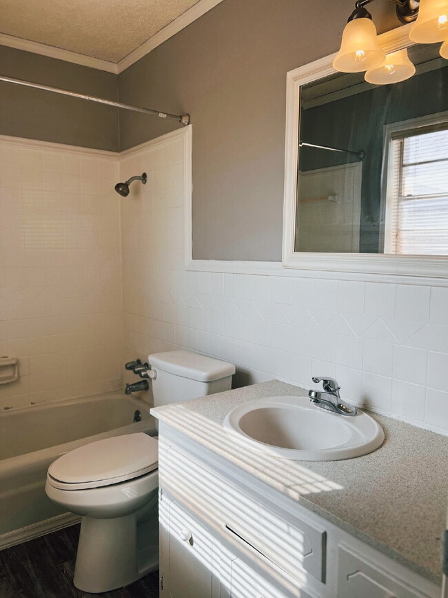 Building Photo - Cute, Clean and Central 3 bedroom 2 bathroom