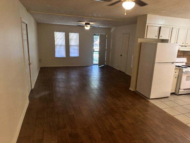 Building Photo - 106 E Woodcrest Dr