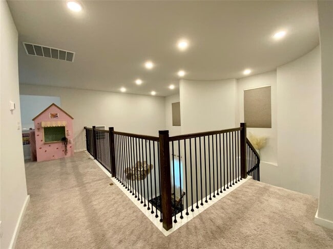 Building Photo - 243 Kings Pne Dr