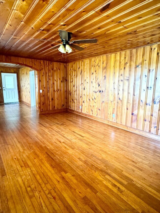 Building Photo - Move in ready! Fully Renovated with attent...