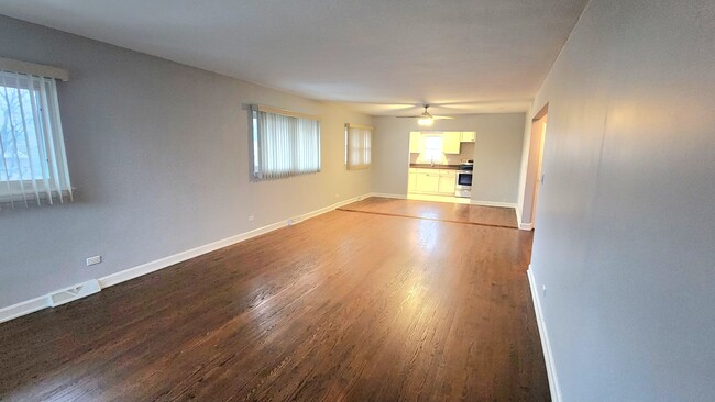 Building Photo - 1008 N Milwaukee Ave