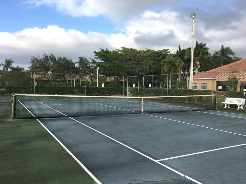 Building Photo - 10910 Lakemore Ln