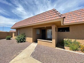 Building Photo - Well Maintained Condo in La Cresenta