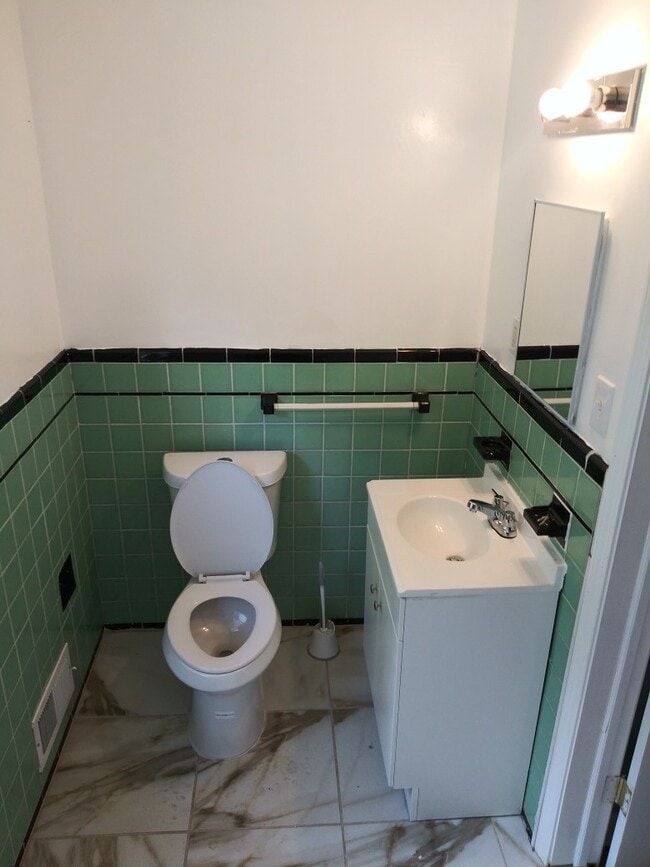 Building Photo - 3 Bed/1 Bath - Single Family Brick Home - Available now!