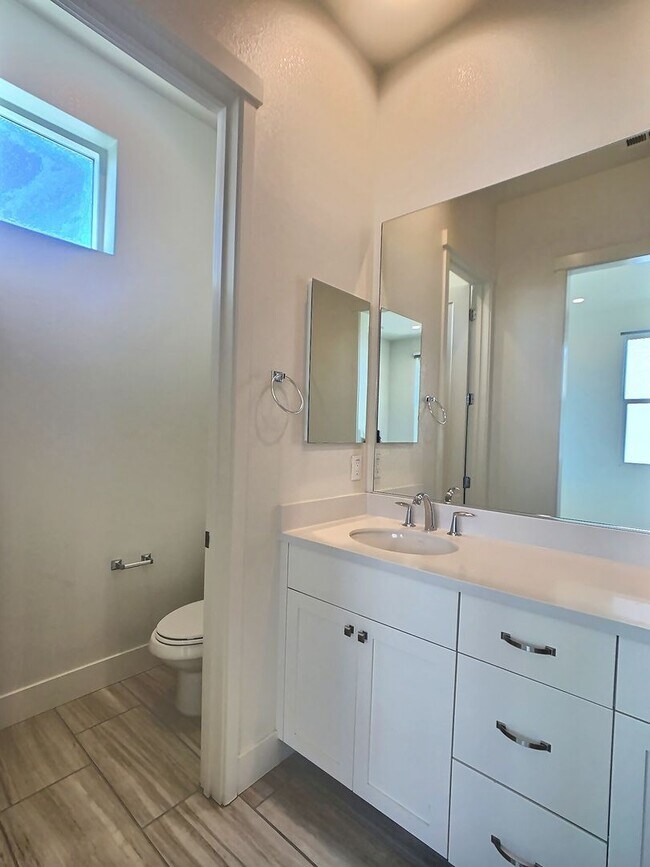Building Photo - Bright 2 Bedroom Townhome in Downtown San Jose