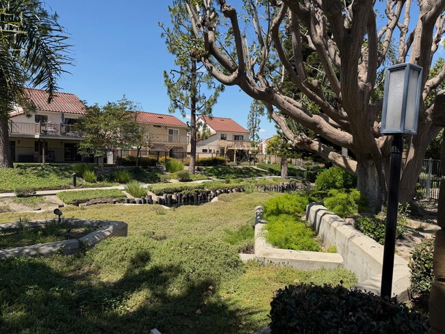 Building Photo - Lakeview Townhouse - 2 Bed / 1 ½ Bath