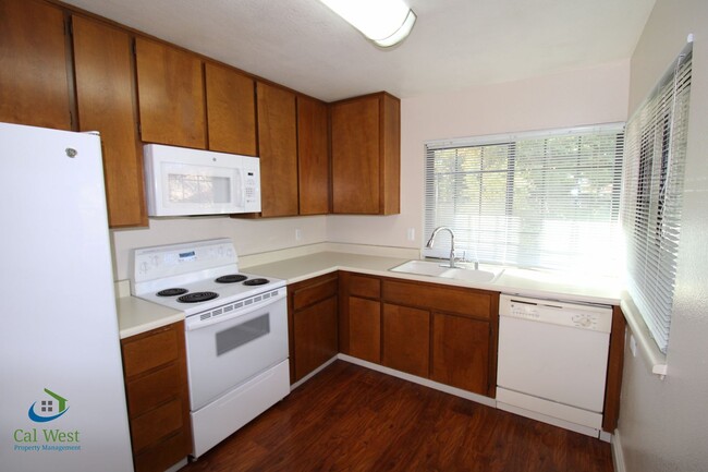 Building Photo - $2795 - Lovely Upstairs 2 Bed/1Bath Condo ...