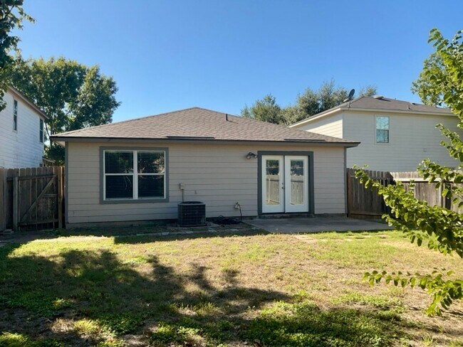 Building Photo - Adorable Move-In Ready 3/2 in Georgetown! ...