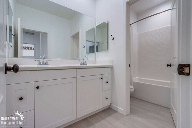 Building Photo - Stunning 3Bdm 2.5Ba Townhouse in Gated Com...