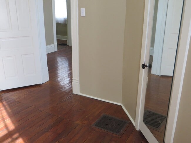 Building Photo - February - One Bedroom Cottage House in the Heart of Downtown (West Central, Downtown)