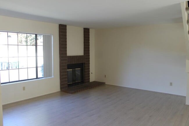 Building Photo - 3Bed/2.5Bath Townhome off Poinsettia!~ Briarwood
