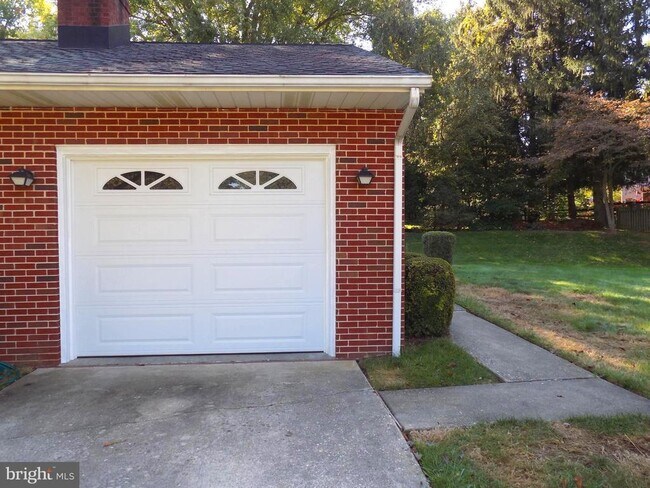 Primary Photo - 1413 Cherokee Ln