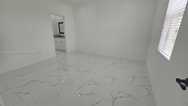Building Photo - 2809 64
