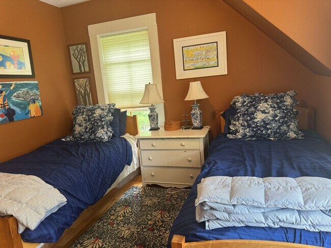 Building Photo - Short term- 4 Bedroom just two blocks from...