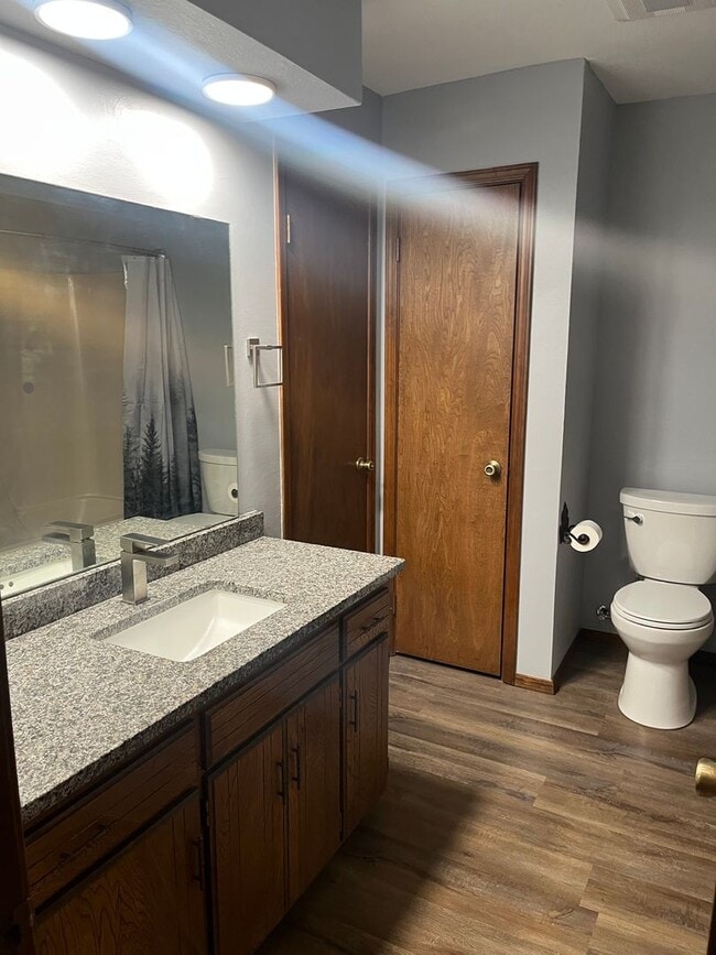 Building Photo - 5205 Parkwood Ave